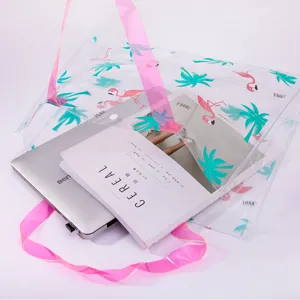 Sac cabas transparent en PVC avec lanières roses et imprimé flamant rose tropical.