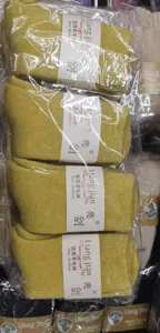 Detailansicht warmer winter gelber Wollsocken paarweise verpackt mit Papierband, Größe 35-40cm.
