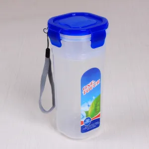 Kunststoff Isolierflasche mit blauem Deckel, Tragegurt und klarem Design fuer unterwegs.
