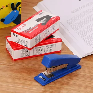Puntatrice da ufficio blu con scatole di imballaggio rosse, cancelleria resistente in plastica.