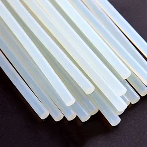 Transparente Heissklebestifte Detailnahaufnahme fuer DIY Bastelklebepistole Projekte