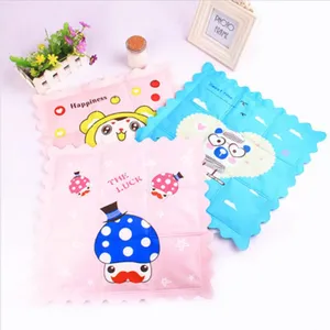Détails de coussin rafraîchissant de dessin animé mignon, design multi-grille motifs pour l'été.