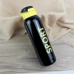 Vista dettagliata della borraccia termica nera in acciaio inossidabile con tappo giallo vivace.
