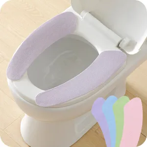 Detalle de cojines adhesivos para inodoro suaves y de colores para un baño moderno y cálido.