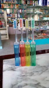 Set de cepillos de dientes de viaje portátiles con estuche de plástico transparente.