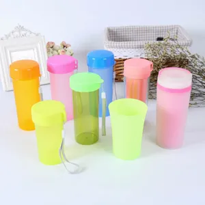 Bunte doppelseitige Plastikbecher mit Deckeln und Tragebändern für Büro und Reisen.