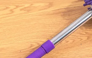Nahaufnahme des teleskopischen edelstahl staubwischers stabs mit violettem gelenk.