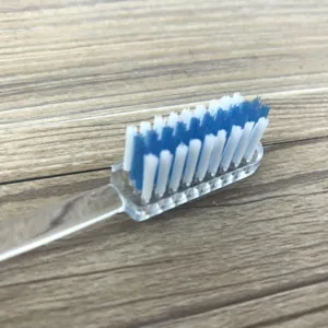 Primer plano detallado del cabezal del cepillo de dientes con cerdas azules y blancas.
