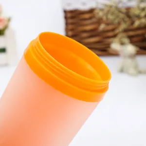 Doppelwandiger isolierter Plastikbecher mit Schraubverschluss Rand Hauptansicht.