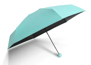 Ombrello tascabile mini capsula con protezione UV, esterno azzurro e fodera interna nera.