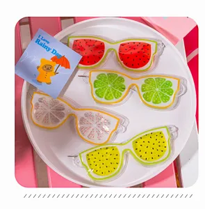 Détail de masque de sommeil en gel fruité avec motifs de pastèque et citron pour rafraîchir.