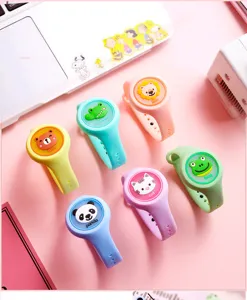 Bracelet anti-moustique lumineux mignon de dessin animé vue détail, bracelet en silicone.