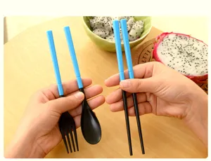 Portabele ABS kunststof reis bestek set met blauw handvat, vork, lepel en eetstokjes.