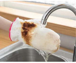 Detailansicht des Spülhandschuhs aus Bambusfaser beim Reinigen unter fließendem Wasser.