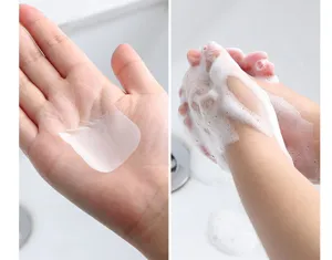 Vue detaillee montrant une feuille de savon jetable portable et une mousse riche sur les mains.