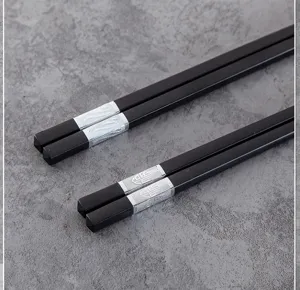 Nahaufnahme von Premium-Legierungsstäbchen mit eleganten silbernen Spitzen und rutschfest.