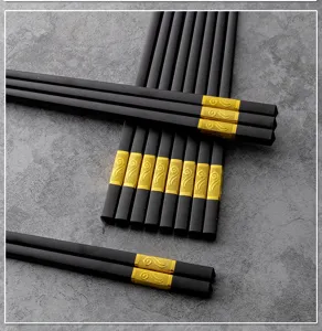 Hochwertige schwarze Legierung Staebchen mit Goldmuster, rutschfeste hitzebestaendige Geschenkset.