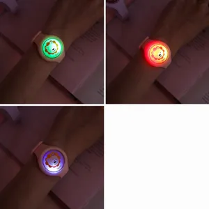 Montre anti-moustique lumineuse pour enfants joli design de lion de dessin animé bracelet