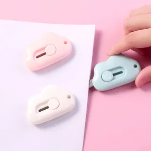 Simpatico mini taglierino a forma di nuvola portatile e retrattile per cancelleria