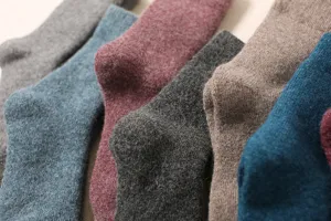 Kuschelige Woll-Wadenstrümpfe für den Winter in bunten Farben, dick und wärmend.