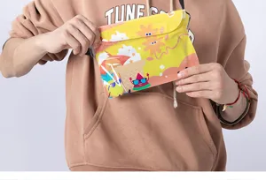 Waterdichte telefoonhoes met leuke cartoon print, ideaal voor strand, zwemmen en outdoor activiteiten.