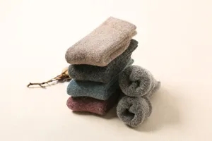 Nahaufnahme dicker, warmer Wollsocken in vielen Farben, ideal für kalte Wintertage.