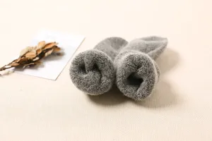 Detailansicht dicker warmer grauer Wollwintersocken mit weicher Plüschtextur und gemütlich.