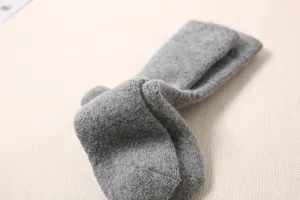 Grau Wolle Winter warm mittelhoch dicke Socken Detailansicht, weich bequemes Design.