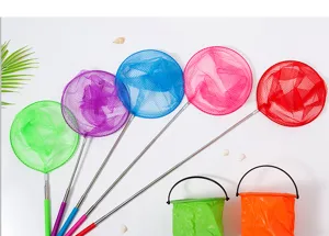 Detailansicht der farbigen ausziehbaren Kinderkescher und Eimer für den Outdoor-Spaß.