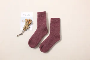 Dicke Wollsocken Mitte Wade Winter warme Socken in Rot, gemütliche Frottee-Detailansicht.