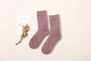 Nahaufnahme gemütlicher Winter-Wollsocken in Dunkelrot, dick gefüttert für kalte Tage.