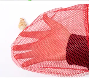 Rotes Netz Detailaufnahme, langlebiges Nylonmaterial für Fischfang und Insektenjagd.