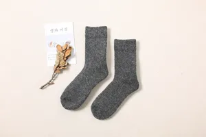 Dunkelgraue dicke Wollsocken fuer Damen und Herren, warme Winter Strumpfe im Strickdesign.