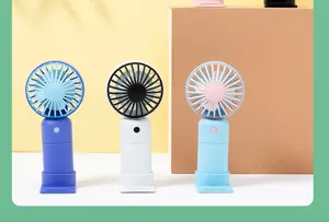 Mini ventilatore portatile in dettaglio, dispositivo di raffreddamento USB compatto colorato.