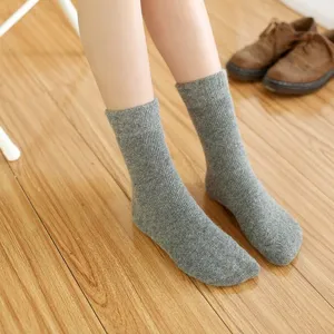 Graue Woll-Mittelsocken für Damen, warme Strick-Wintersocken mit bequemen Rippbündchen.