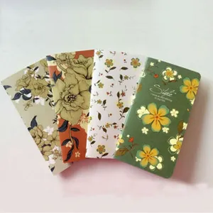 Gros plan détaillé de carnets de notes à motif floral portable en éventail.