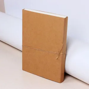 Vue détaillée du carnet en papier kraft avec couverture marron naturelle et reliure en ficelle rustique.