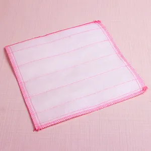 Nahaufnahme eines weißen Mikrofasertuchs mit rosa umrandeten Kanten für die Küche.