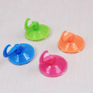 Bunte Plastik Saugnapf Haken Detailansicht, langlebige Wandhaken für die Haushaltsaufbewahrung.