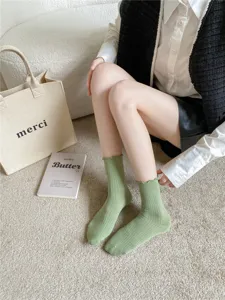 Gruene gerueschte Socken Detailansicht, weiche Rippstrick Baumwollsocken fuer Damen Alltag.