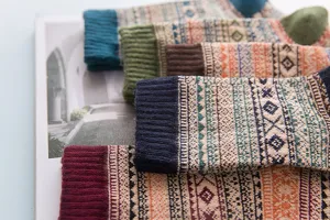 Herren Vintage ethnische Wollesocken Detailaufnahme, gemütliche thermische Muster Crew Socken.