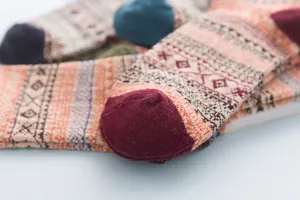 Nahaufnahme von Vintage Ethno Wollsocken mit strukturstrick Muster fuer warme Fuesse.