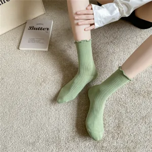 Grüne gerippte Waden-Socken für Damen mit süßen Rüschenbündchen, weich und sehr stilvoll.