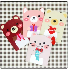 Dettaglio mini quaderno con simpatici animali animati, perfetto per diario tascabile e appunti.