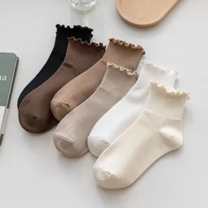 Bequeme Damen Rüschensocken mit Rippmuster, ideal für Frühlings- und Sommertage im Alltag.