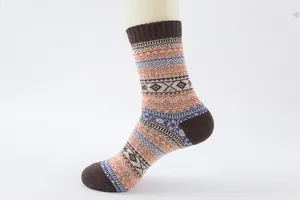Nahaufnahme Detail Herren Vintage ethnisches Muster Wolle Thermosocken mit feinem Strick.