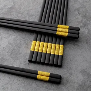 Edles Legierung Essstäbchen Set in Schwarz und Gold, langlebig und hitzebeständig für die Küche.