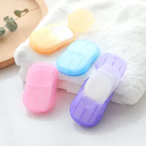 Feuilles de savon jetables portables en boîte plastique colorée pour voyage pratique.