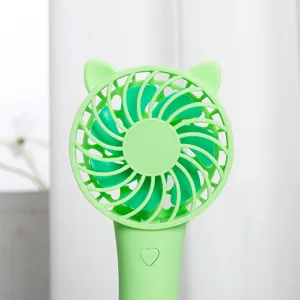 Mini ventilatore portatile verde con simpatico design a orecchie di gatto, ricaricabile via USB.