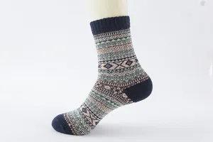 Herren Wollsocke Detail, retro Ethno-Muster, gerippter Bund, Fersen- und Spitzenverstärkung.